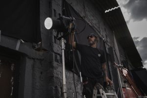 encargados de la parte eléctrica y de iluminación en una producción audiovisual